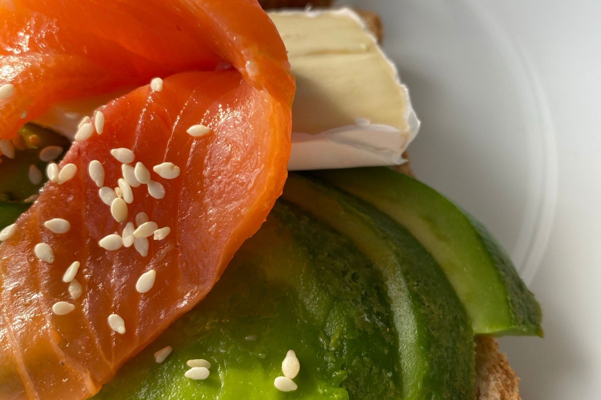 Avocado toast con salmone - idee facili per colazione