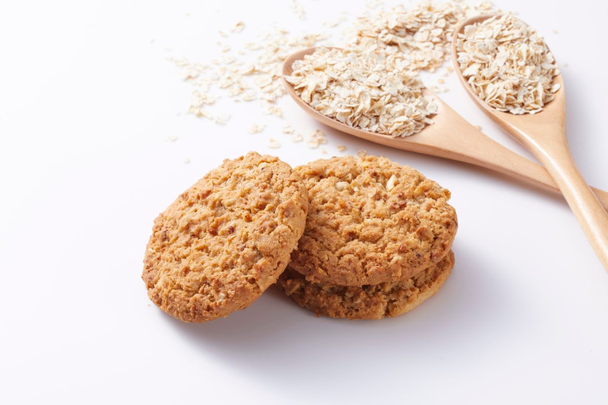 Biscotti vegani con fiocchi d'avena e burro di arachidi l
