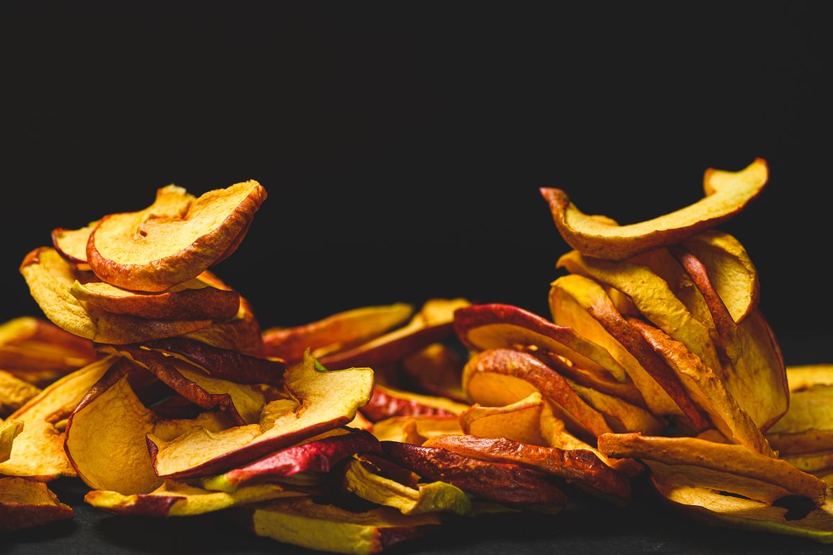 Chips di mele nella friggitrice ad aria