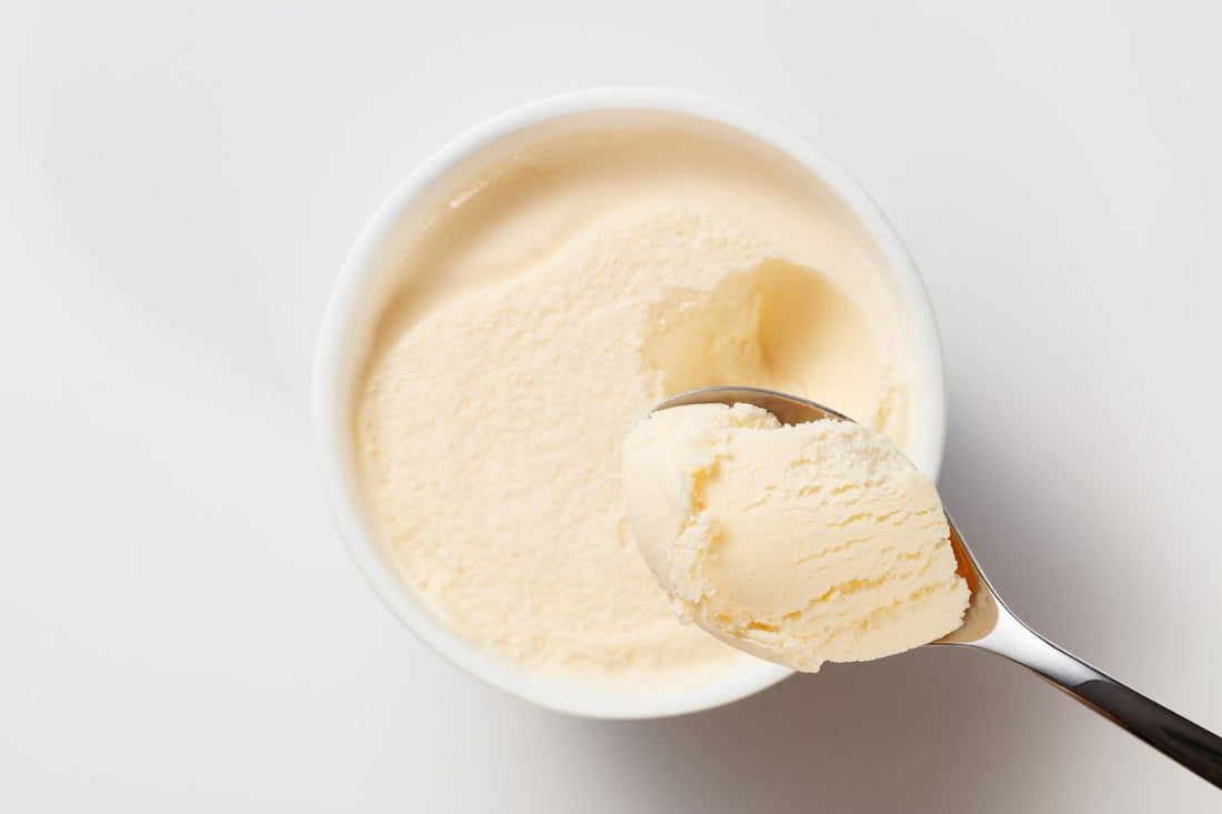 Gelato alla banana con more e lamponi