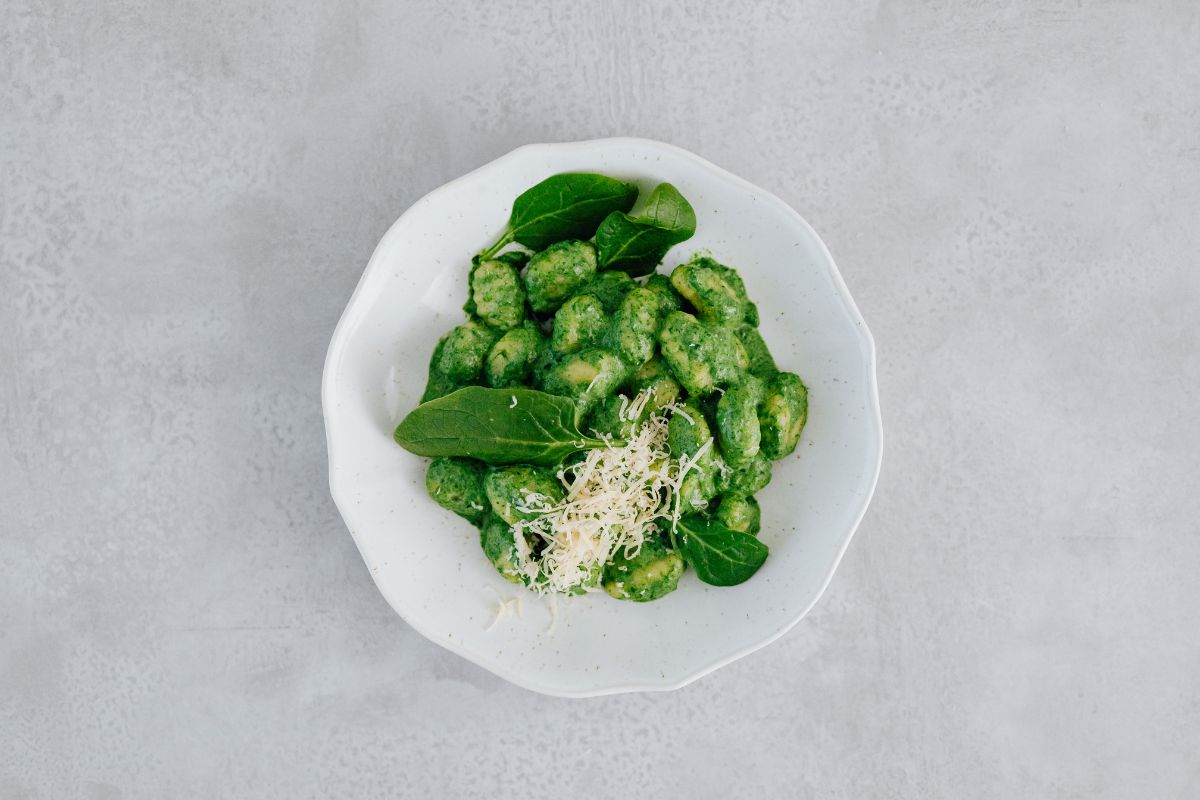 Gnocchi di ceci con pesto di basilico e pinoli