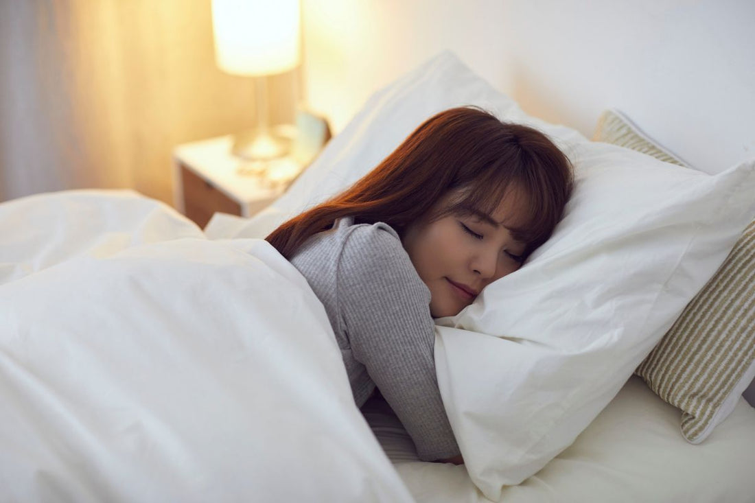 Il Sonno: Il Segreto del benessere che puoi trovare nell' alimentazione e nella gestione delle "luci blu"
