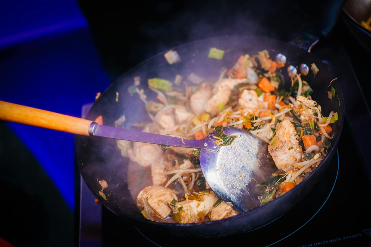 Pollo e verdure con erba cipollina per dieta LOW-FODMAP