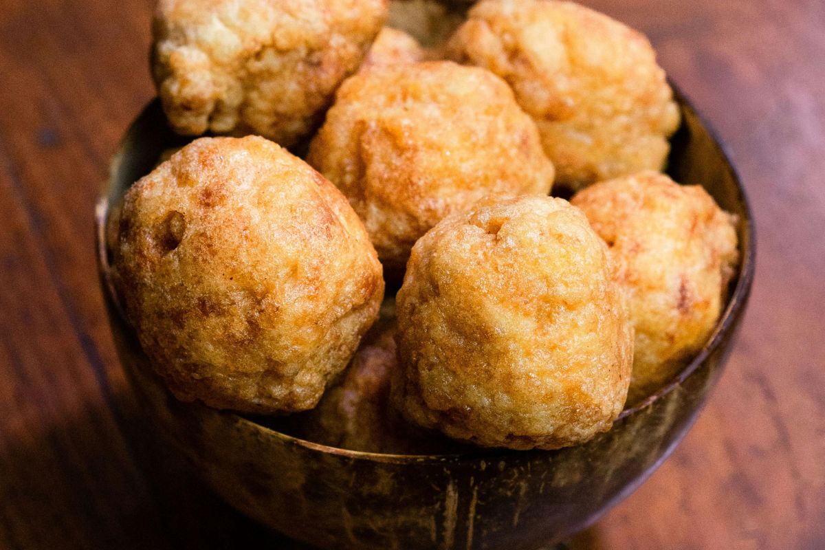 Polpette di pesce e patate al vapore con capperi e limone