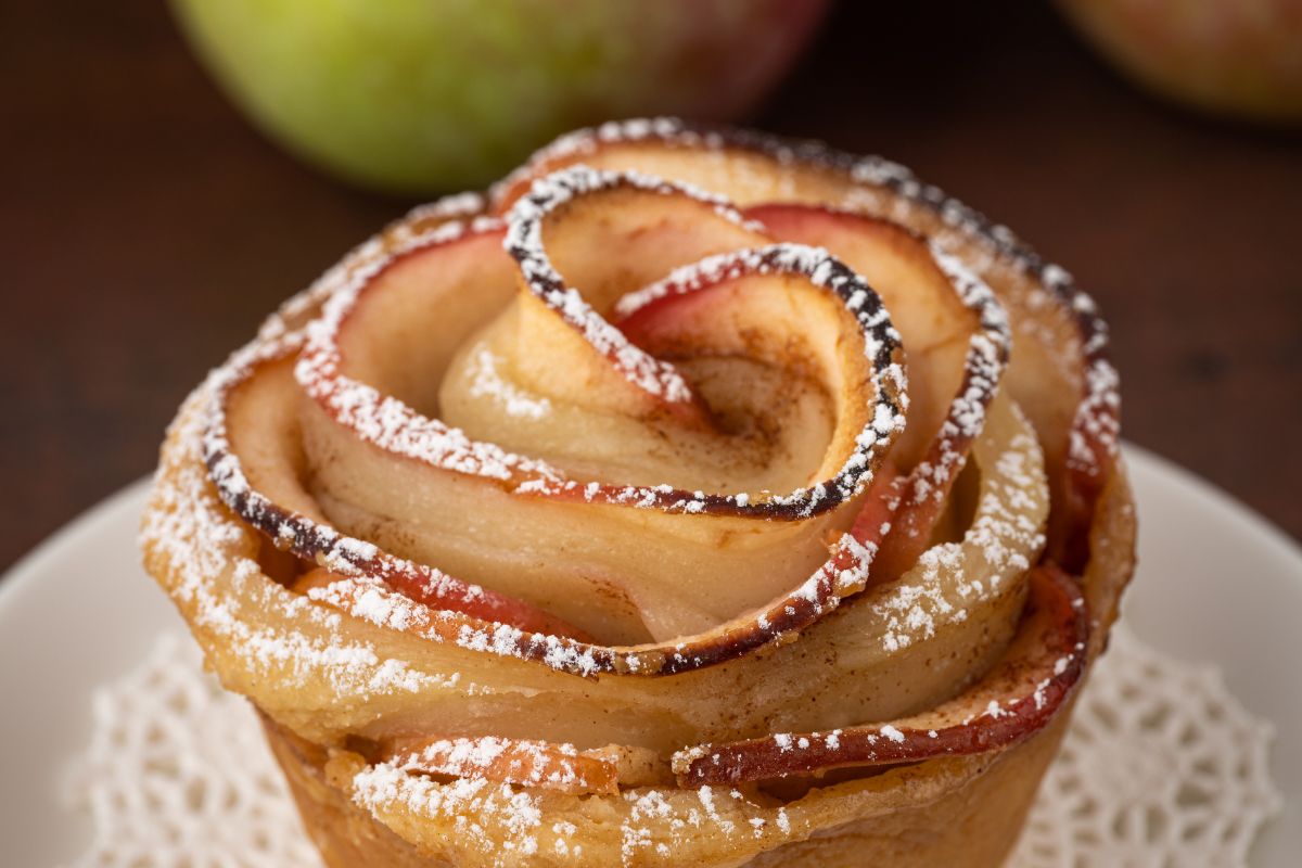 Rosa di Crostata Integrale con mele e nocciole