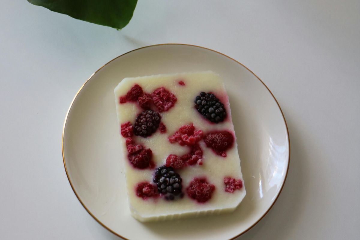 Semifreddo con yogurt, pesca bianca e lamponi