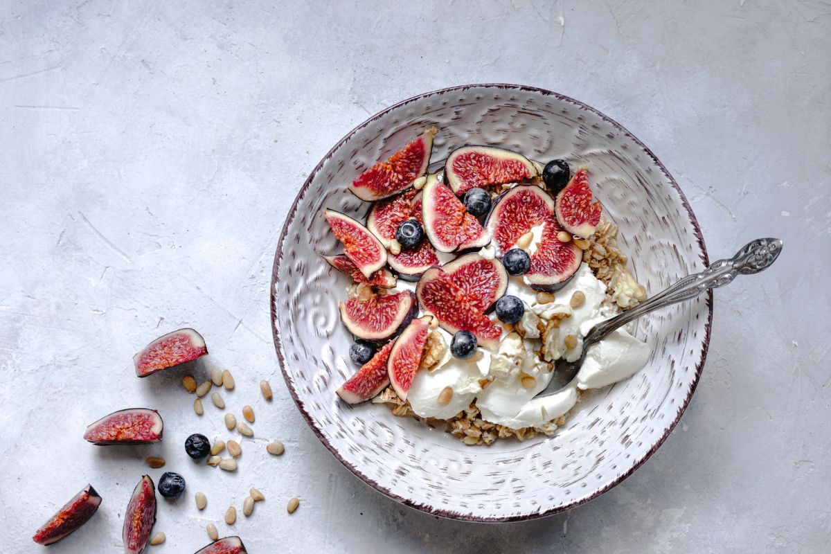 Smoothie bowl viola: yogurt greco, mandorle, fichi e mirtilli