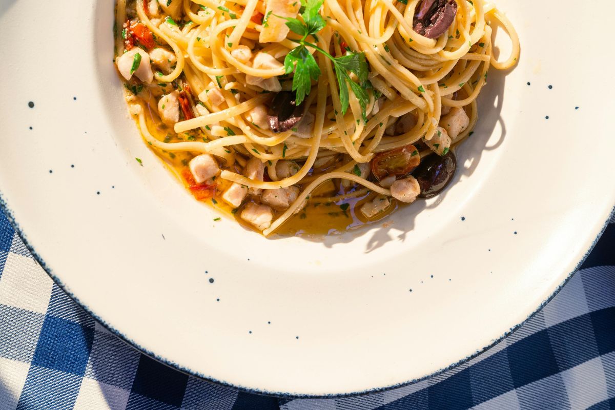 Sugo di tonno, pomodoro, olive e capperi