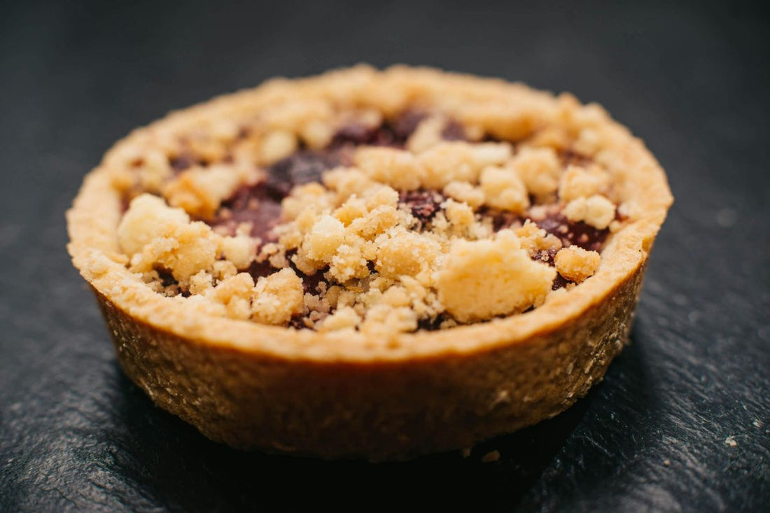 Torta sbriciolata proteica con crema al formaggio e cioccolato