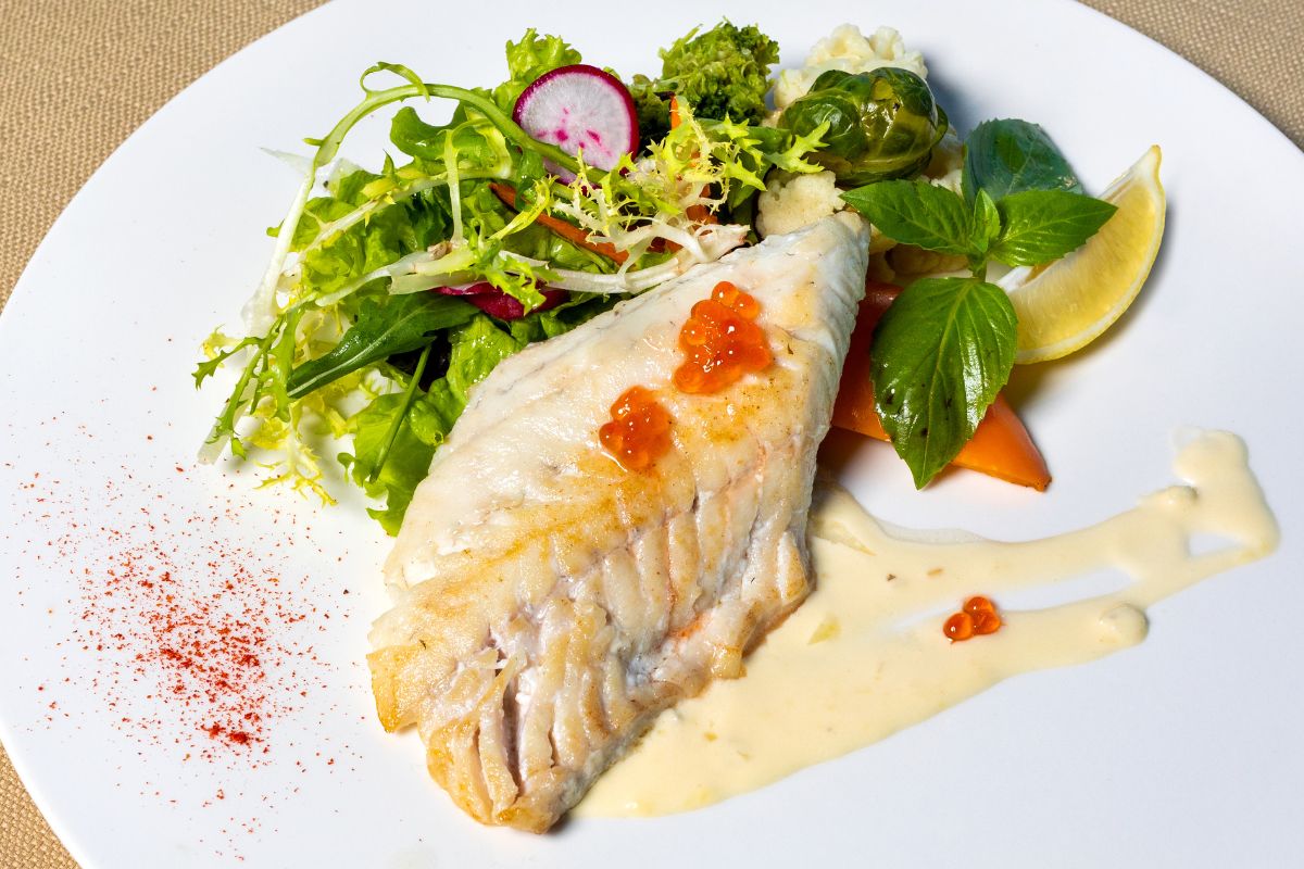Nasello o merluzzo o platessa alle erbe aromatiche